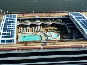 Zwembad van boven met open dak op Cruiseschip Rotterdam van Holland America Line